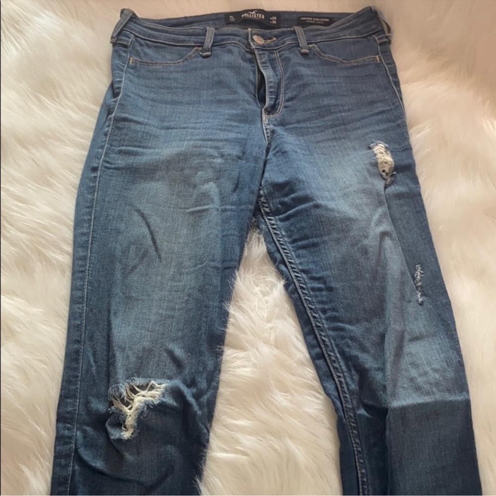 HOLLISTER DISTRESSED SKINNY JEANS